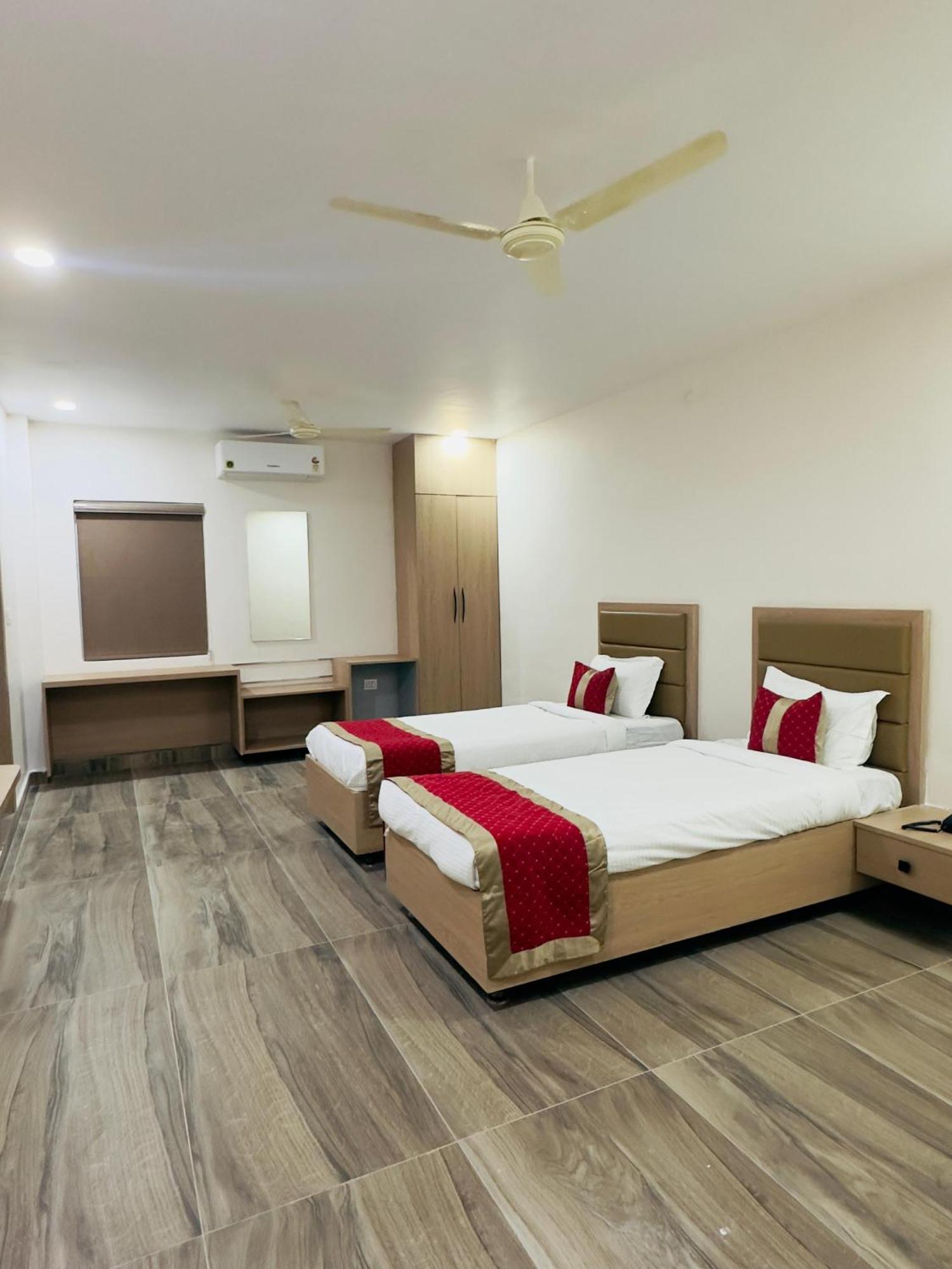 Hotel Raga Karimnagar 外观 照片