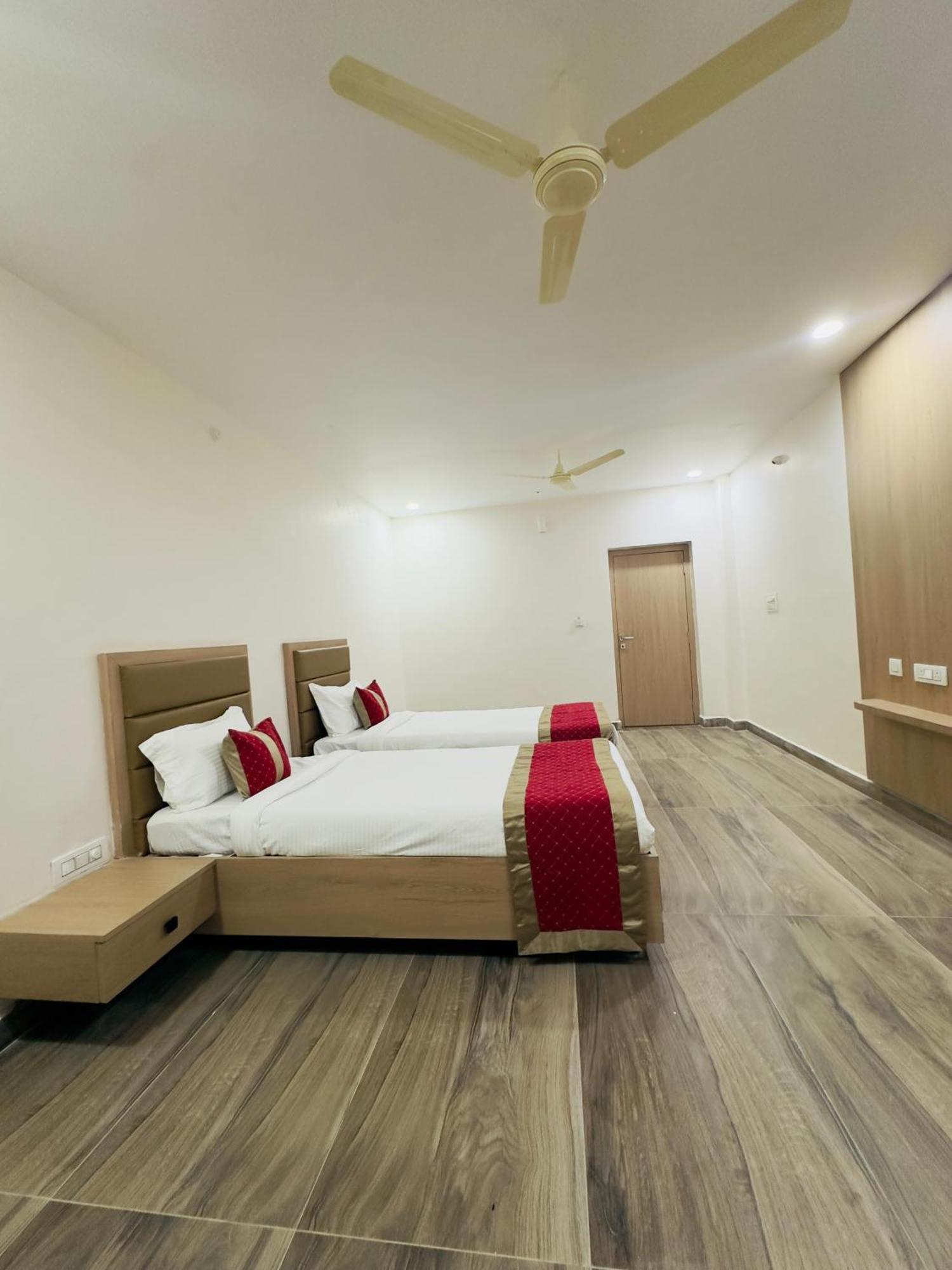 Hotel Raga Karimnagar 外观 照片